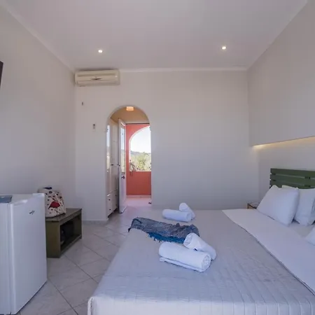 Alojamento de Acomodação e Pequeno-almoço Christina Beachfront By Hotelius 2*