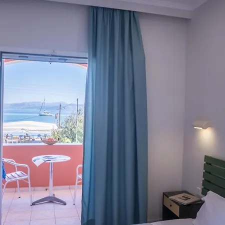 Christina Beachfront By Hotelius Alojamento de Acomodação e Pequeno-almoço Petrití